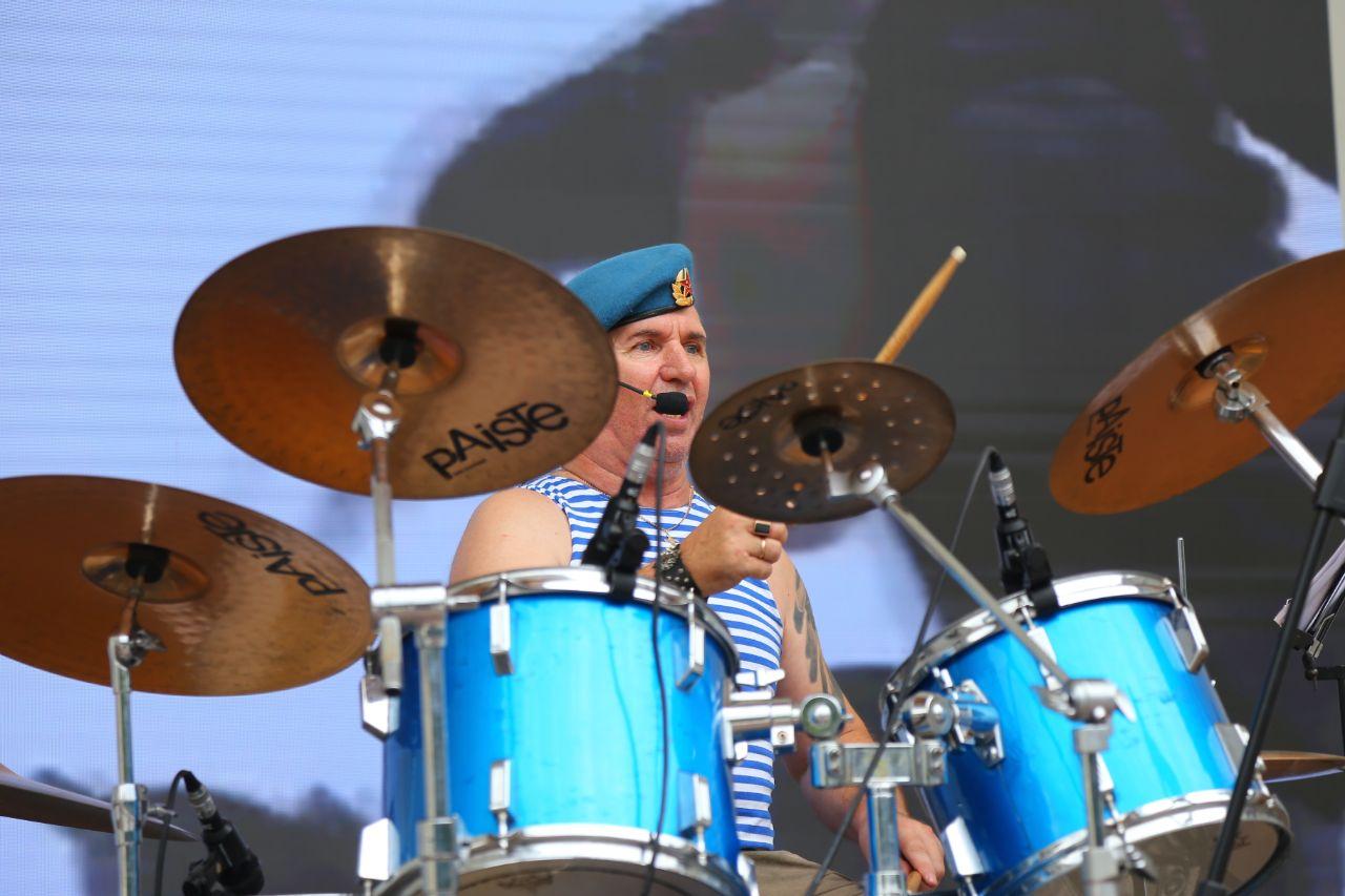 Фото Десантники в фонтанах и колонны машин. Что происходит на улицах Новосибирска в День ВДВ. ОНЛАЙН 17